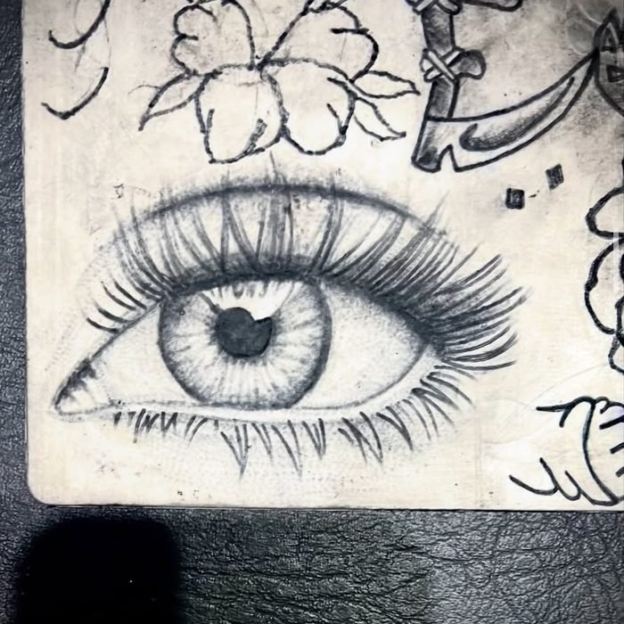 Ojo realista en piel sintética hecho en el curso