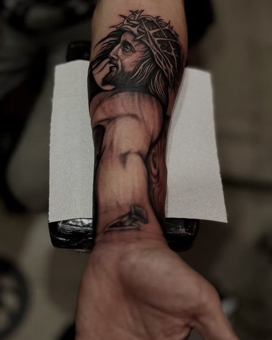 Cristo con corona de espinas en el antebrazo