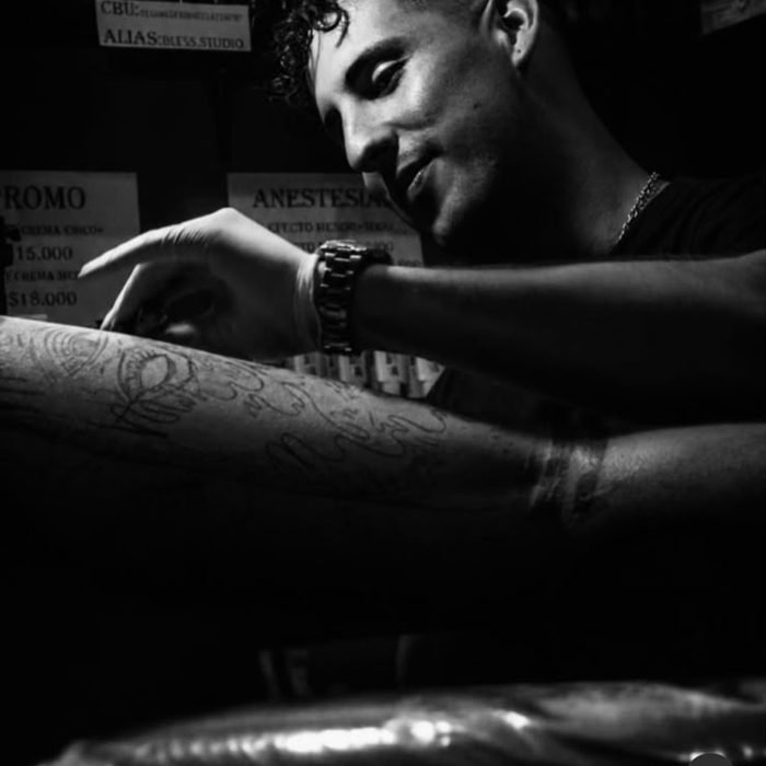 Gonza Moreno tatuando en Bless