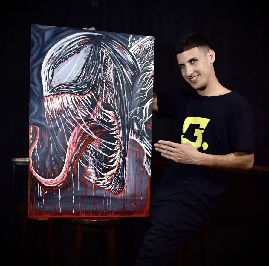 Además pinta: su Venom en el estudio