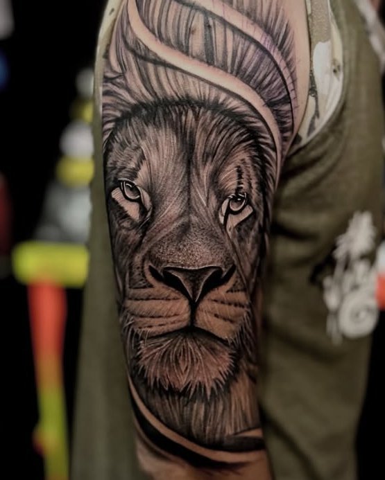 León en el hombro, realismo en negro y grises