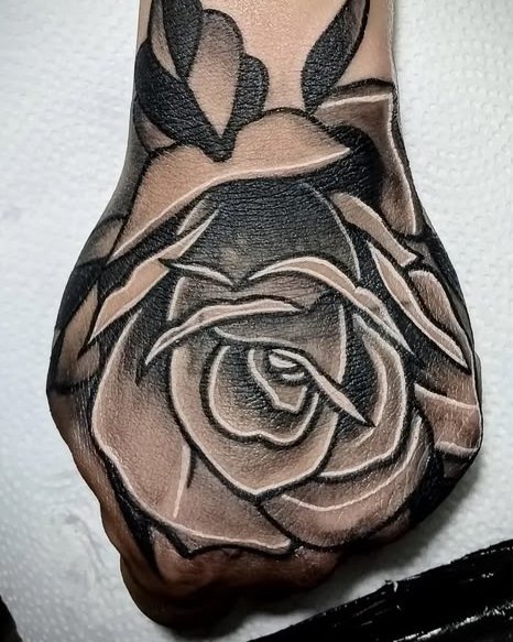 Rosa en la mano, cover up en blackwork
