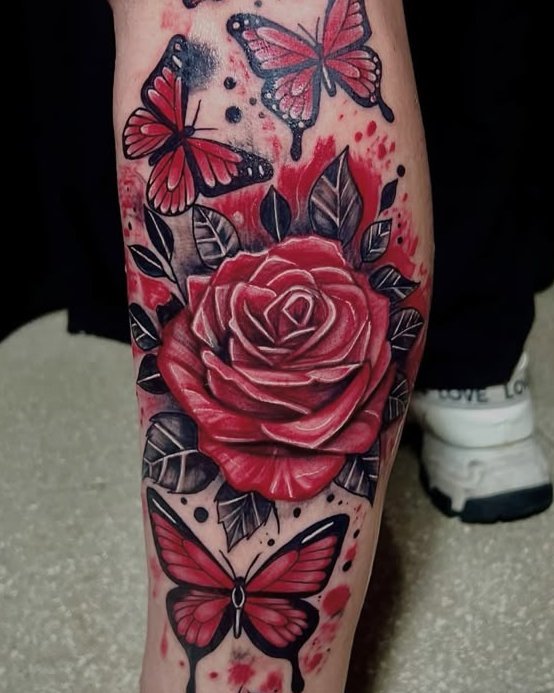 Rosa roja y mariposas en la pierna